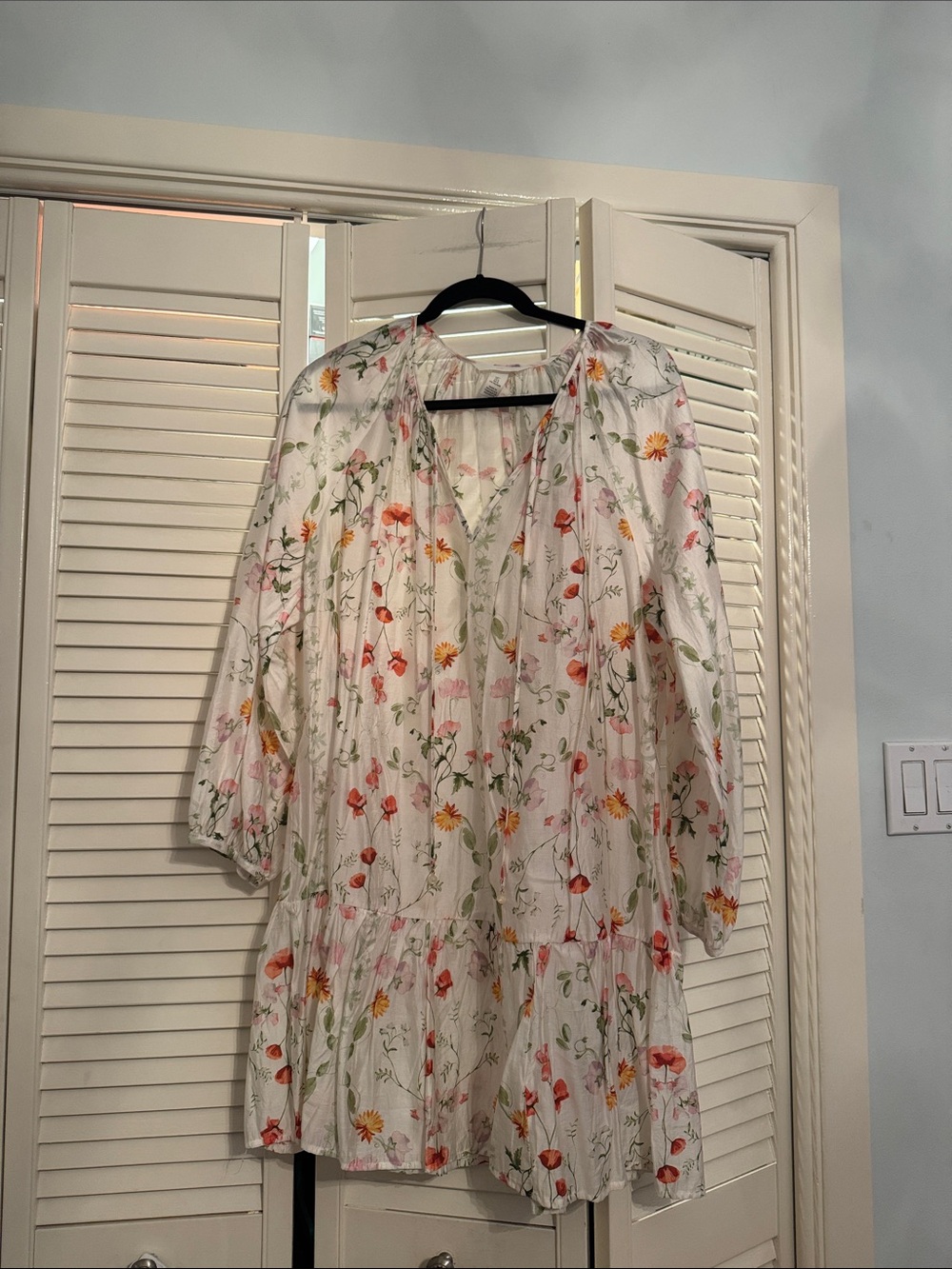 2/$25 NWOT H&M White Floral V-Neck Tiered Tunic Dress